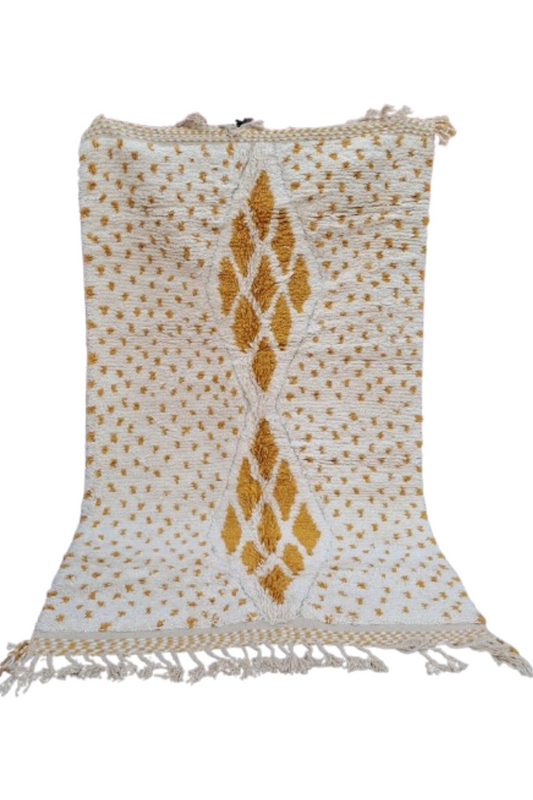 Marokkaans Berber Tapijt – Handgemaakt Wit Vloerkleed met Oker Diamantpatroon (2,4M x 1,5M)