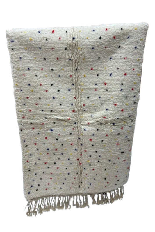 Handgemaakt Marokkaans Berber Tapijt – Wit met Kleurrijke Stipjes (1,5M x 1M)